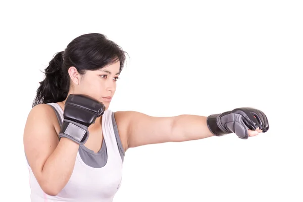 Mulher agressiva hispânica com luvas de boxe — Fotografia de Stock