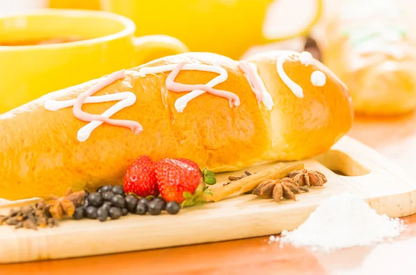 Traditional Ecuatorian dish, colada morada and guaguas de pan — Stock Photo, Image