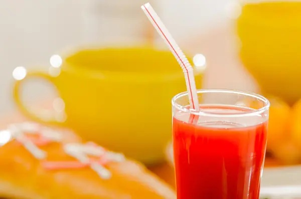 早餐和红色的果汁，木制的桌子上的玻璃 — 图库照片