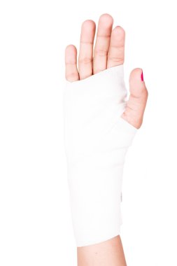 yaralı eline sarılı beyaz bandaj yakın çekim görüntüsü.