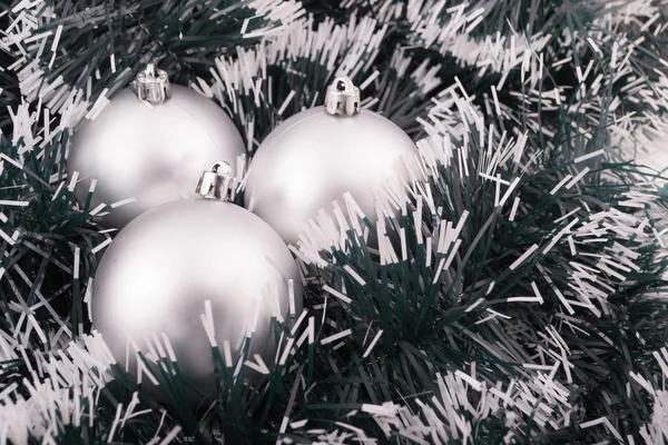 Regalo de Navidad de plata con adornos —  Fotos de Stock