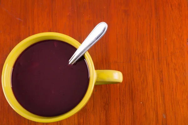 Traditionele ecuatorian schotel, colada morada op gele pot — Stockfoto