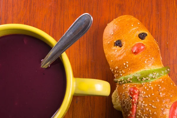 Prato tradicional equatoriano, colada morada em vaso amarelo — Fotografia de Stock