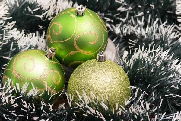 Decoraciones verdes del árbol de Navidad. Enfoque selectivo . —  Fotos de Stock