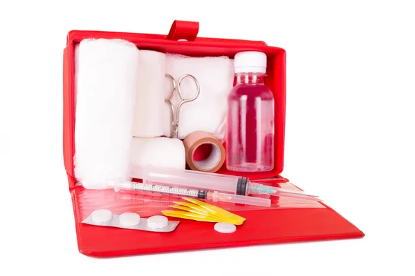 Trousse de premiers soins sur fond blanc — Photo