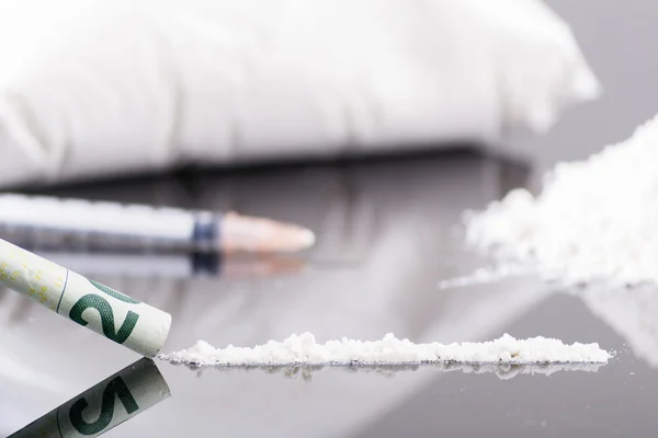 Drogenspritze und gekochtes Heroin auf Löffel — Stockbild Drogenspritze und gekochtes Heroin auf Löffel — Stockfoto