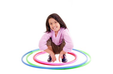 Beyaz arka plan üzerinde izole hula hoop ile oynayan genç kız