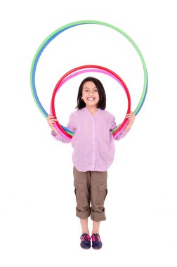 Beyaz arka plan üzerinde izole hula hoop ile oynayan genç kız