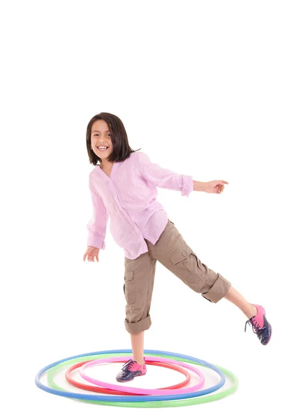 Junges Mädchen spielt mit Hula-Hoop-Reifen isoliert über weißem Hintergrund — Stockfoto