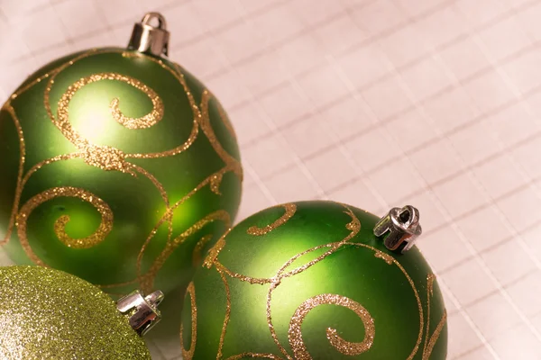 绿色的圣诞树上的装饰品。选择性焦点. — 图库照片