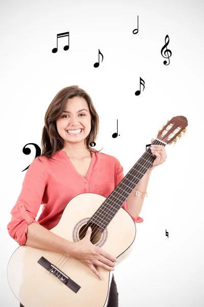 Chica está tocando la guitarra con notas musicales —  Fotos de Stock