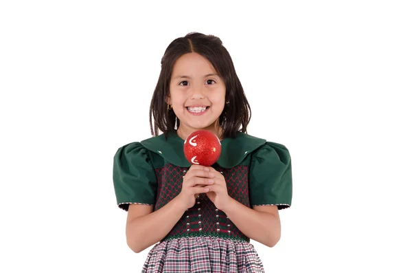 Menina adorável vestindo um vestido de Natal verde com ornamentos — Fotografia de Stock