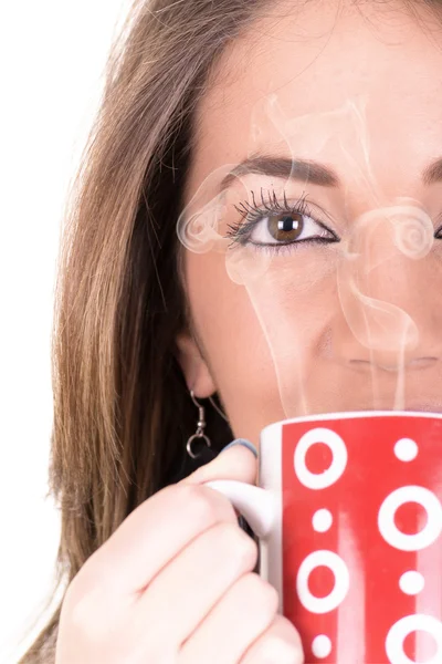 Schönes Mädchen mit einer Tasse Kaffee und Dampf — Stockfoto