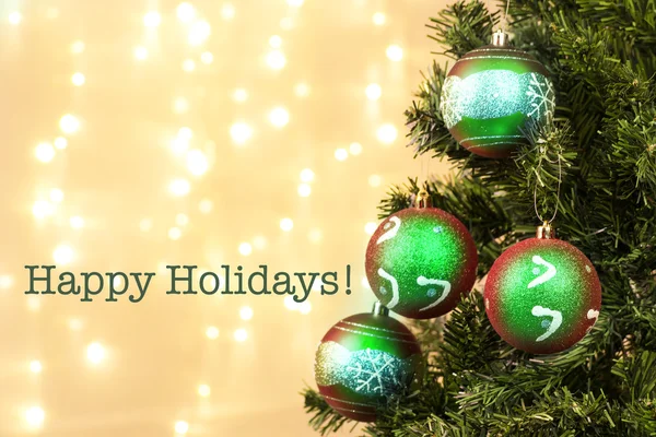 Luces desenfocadas de Navidad con árboles y felices fiestas — Foto de Stock