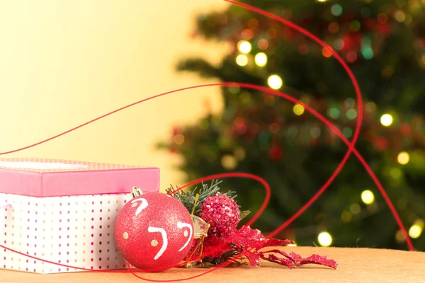 Luces desenfocadas de Navidad con árbol —  Fotos de Stock