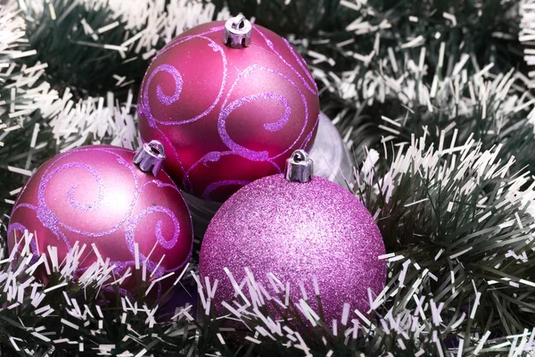 Lila julgranskulor med dekorationer — Stockfoto