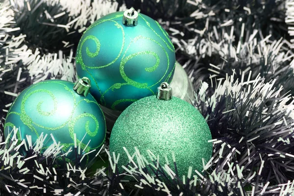 与装饰的绿色圣诞球。 — 图库照片