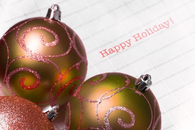 çok renkli Noel ağacı topları ile mutlu tatil