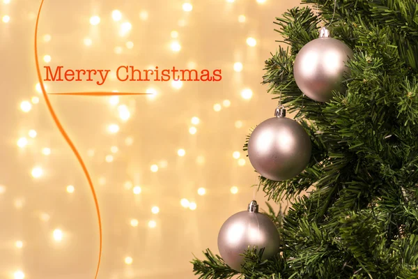 Luci sfocate con albero e segno di buon Natale — Foto Stock