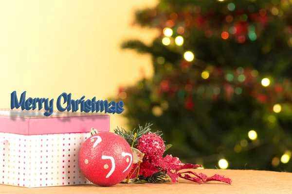 Rode doos van de gift van Kerstmis geopend met versieringen — Stockfoto