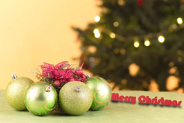 Boule de Noël et arbre avec décorations — Photo