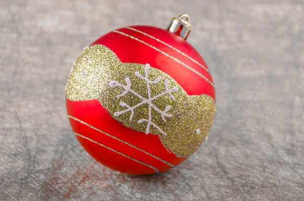 雪の結晶を赤いクリスマス ボール — ストック写真