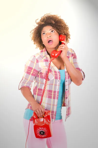 Афроамериканець молоду жінку, відповідаючи на дзвінок — стокове фото