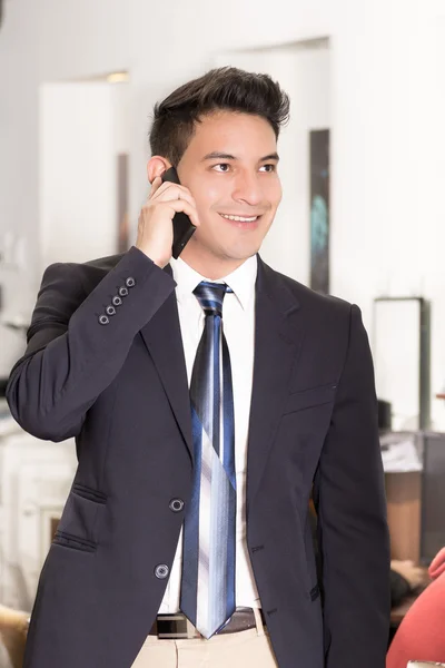 Bem sucedido jovem hispânico homem de negócios — Fotografia de Stock