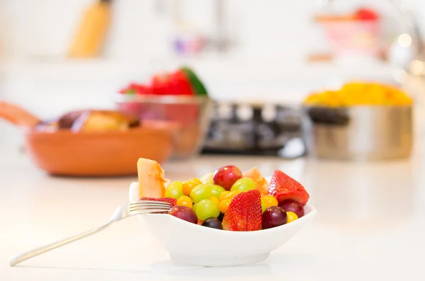 Close-up em salada de frutas na cozinha — Fotografia de Stock