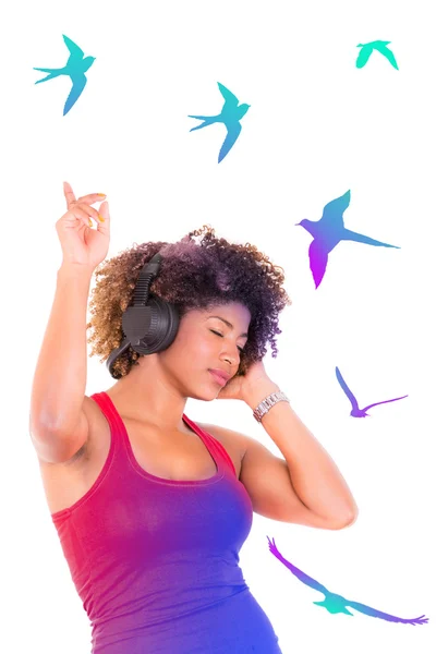 Joven atractiva mujer negra bailando con auriculares y pájaros — Foto de Stock