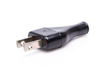 Siyah Güç kablosu üzerinde beyaz izole Amerikan tipi fiş