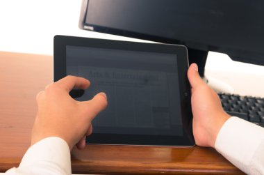 Hispanik erkek bir tablet bilgisayar kullanma