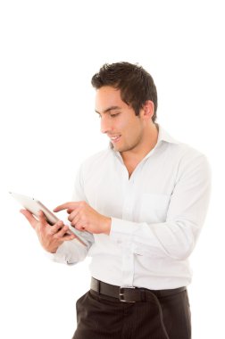 Hispanik erkek beyaz zemin üzerine izole dijital tablet kullanma