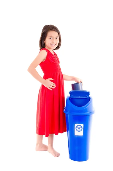 Petite fille avec poubelle de recyclage — Photo