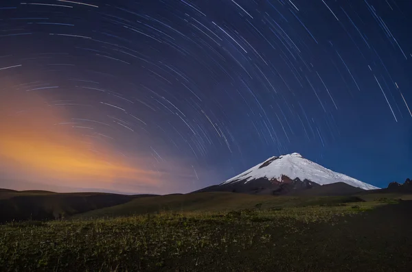 De cotopaxi vulkaan in ecuador, nacht geschoten met ster paden — Stockfoto