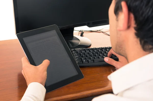 Hispanic Man using a tablet computer — Stock Photo, Image