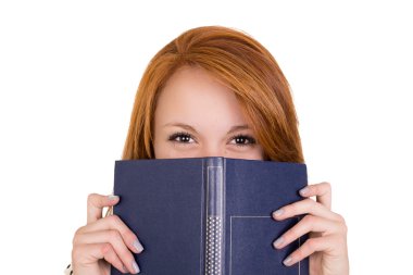 genç kadın kitap ile yüzünü kaplayan