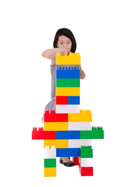 Barn leker med konstruktion block — Stockfoto