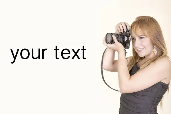 Retrato da jovem mulher feliz com a câmera e copyspace — Fotografia de Stock