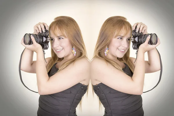 Vacker kvinna är en professionell fotograf kamera spegelbild — Stockfoto