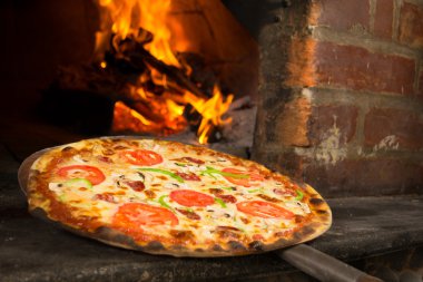 ahşap fırın girdikten pizza