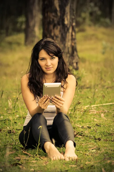 Empresária em pausa no parque com um tablet — Fotografia de Stock