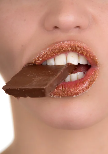 Primo piano di una donna che mangia cioccolato — Foto Stock