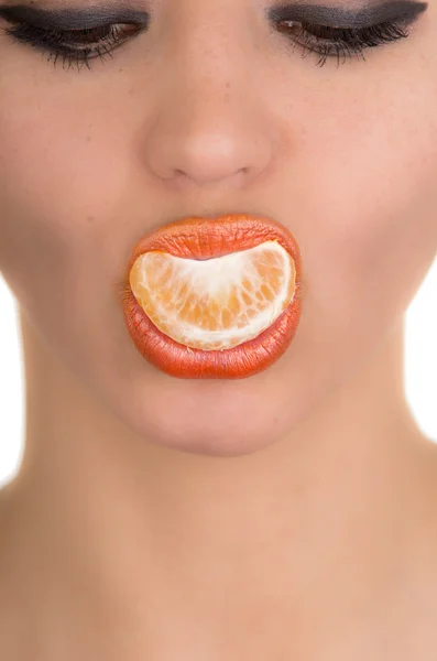 女孩吃东西部分的橘红色 — 图库照片