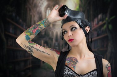 seksi kadın bir cephane gaz maskesini alarak