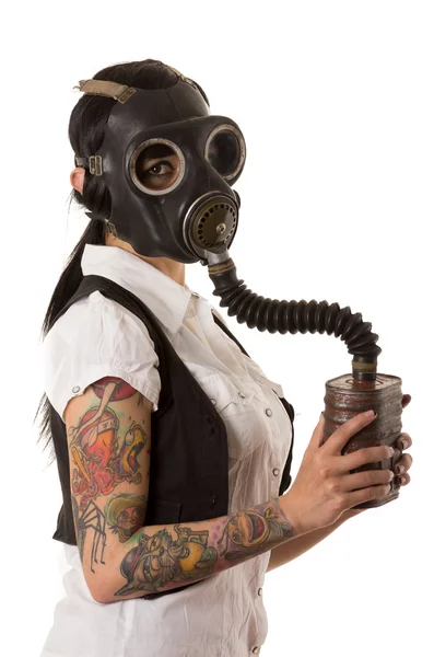 Menina em máscara de gás com tatuagens — Fotografia de Stock