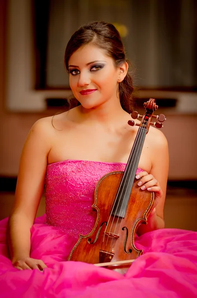 Beautiful woman playing violin with big dress — Stock Photo, Image