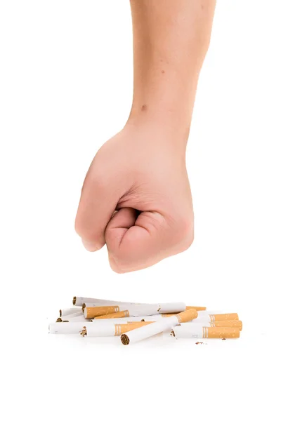 Man's vuist verpletteren sigaretten geïsoleerd op witte achtergrond — Stockfoto