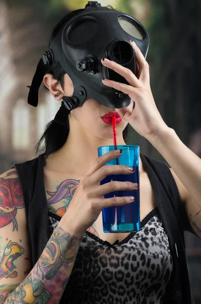 Mujer sexy quitándose una máscara de gas de munición y beber —  Fotos de Stock