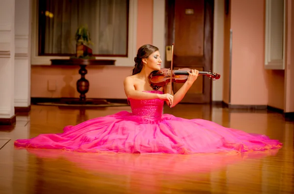 Beautiful woman playing violin with big dress — Stock Photo, Image